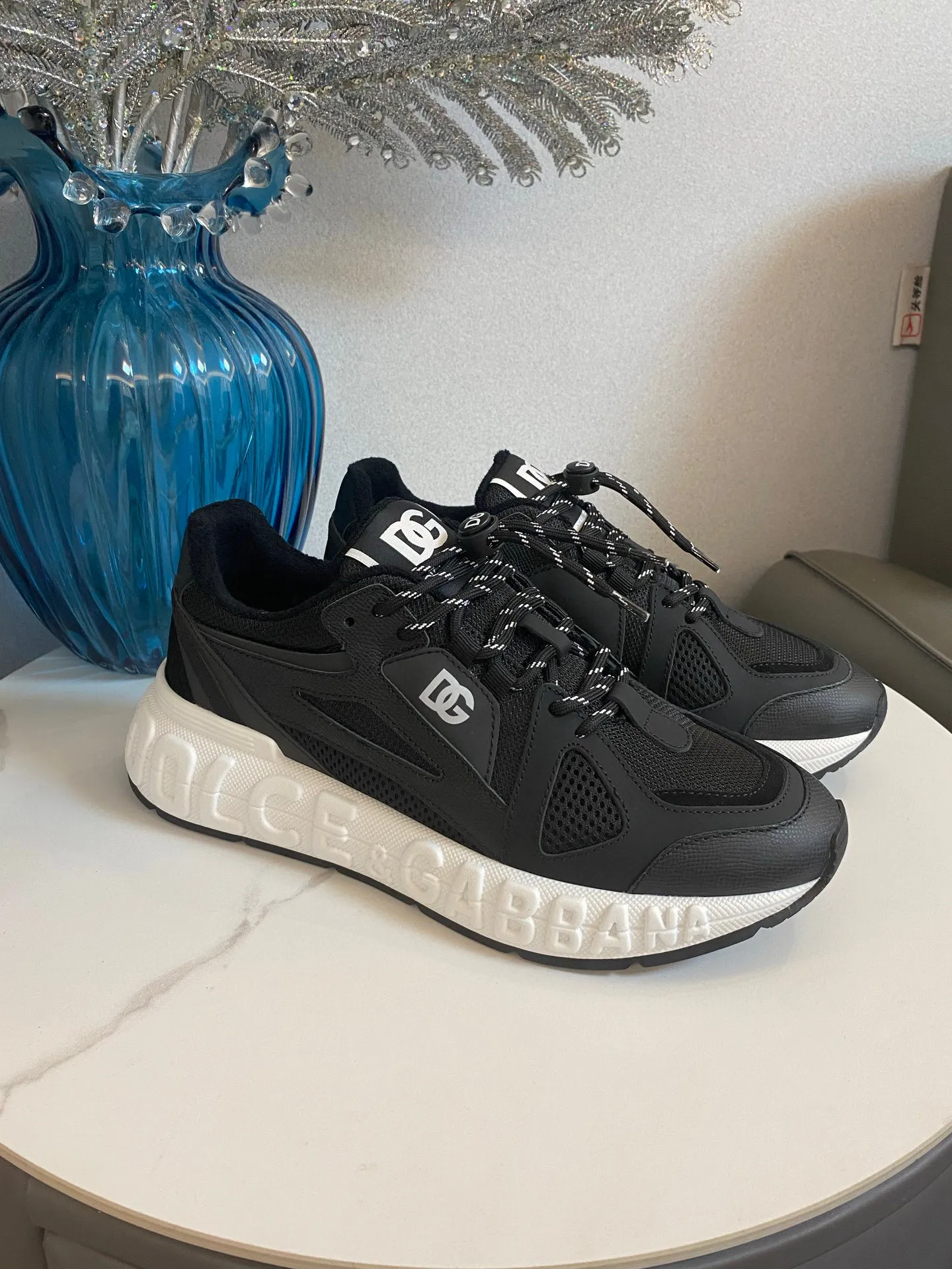 Men's men's shoes💰580 Dolce&Gabbana Dolce & Gabbana's latest popular D&G couple's dad shoes Airmaster series casual sports shoes original purchase development and production Airmaster shoes draw inspiration from Daymaster's iconic shape, while lightening the middle part of the sole to present a more sporty appearance. Nylon upper with contrasting suede and calfskin details. The tongue, heel and back sole are embellished with the DG logo, and the micro-injection logo rubber label is the icing on the cake. Exquisitely packaged at the delivery counter🛍📦 ▪️ Fabric: Original imported first-layer cowhide ▪️ Lining: Customized breathable towel lining ▪️ Sole: Original molded PU+TPU material ▪️ Bottom thickness: 5CM ▪️ Size: Women's 35-40/Men's 39-44 (45 46 customized)